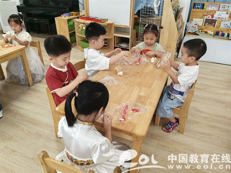 买球软件传统游戏大集合 星辰幼儿园中秋活动让萌娃体验古时乐趣(图2) 买球软件传统游戏大集合 星辰幼儿园中秋活动让萌娃体验古时乐趣(图2)